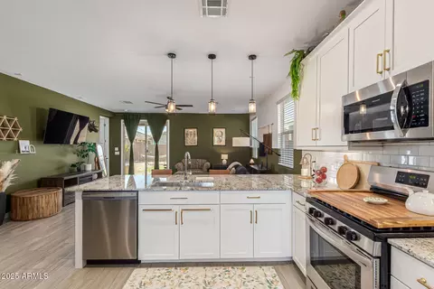 Kitchen - 6334 W Illini St, Phoenix, AZ 85043 photo 2 of 2