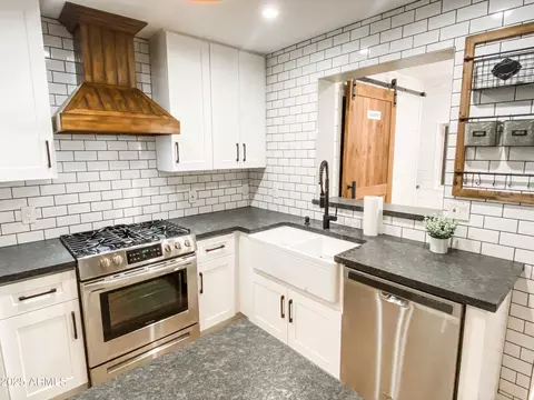 Kitchen - 1901 E Ocotillo Rd, Phoenix, AZ 85016 photo 1 of 8