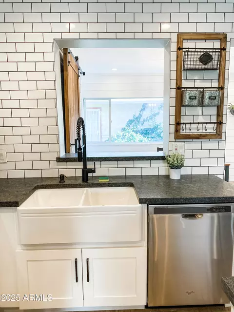 Kitchen - 1901 E Ocotillo Rd, Phoenix, AZ 85016 photo 4 of 8