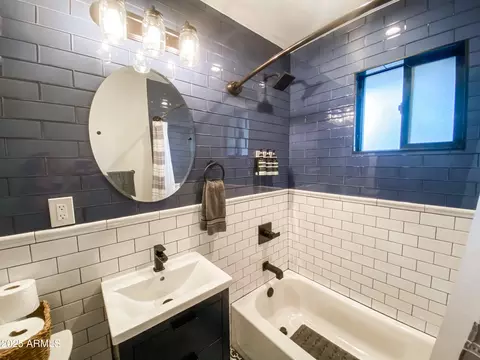 Bath - 1901 E Ocotillo Rd, Phoenix, AZ 85016 photo 5 of 6