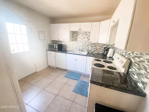 Kitchen - 1901 E Ocotillo Rd, Phoenix, AZ 85016 photo 7 of 8