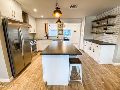 Kitchen - 1901 E Ocotillo Rd, Phoenix, AZ 85016 photo 3 of 8