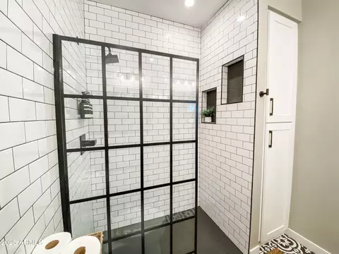 Bath - 1901 E Ocotillo Rd, Phoenix, AZ 85016 photo 2 of 6