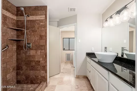 Bath - 3002 E Glenrosa Ave, Phoenix, AZ 85016 photo 2 of 5