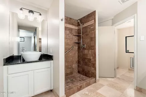 Bath - 3002 E Glenrosa Ave, Phoenix, AZ 85016 photo 1 of 5