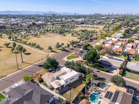 View/Area - 3002 E Glenrosa Ave, Phoenix, AZ 85016 photo 2 of 19