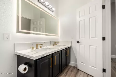 Bath - 670 E Betsy Ln, Gilbert, AZ 85296 photo 7 of 7