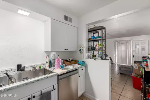 Kitchen - 1319 E Vista Ave, Phoenix, AZ 85020 photo 3 of 7