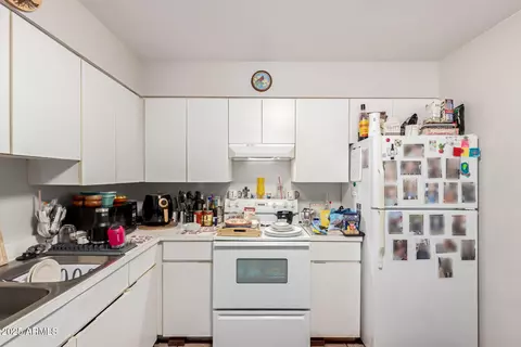 Kitchen - 1319 E Vista Ave, Phoenix, AZ 85020 photo 7 of 7