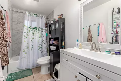 Bath - 1319 E Vista Ave, Phoenix, AZ 85020 photo 2 of 3