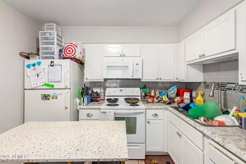 Kitchen - 1319 E Vista Ave, Phoenix, AZ 85020 photo 5 of 7