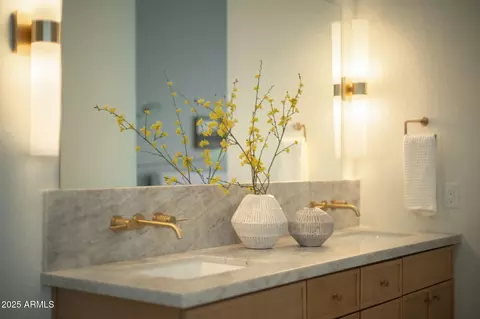 Bath - 4508 E Paso Trl, Phoenix, AZ 85050 photo 2 of 11