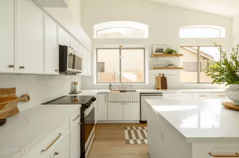 Kitchen - 4508 E Paso Trl, Phoenix, AZ 85050 photo 2 of 6