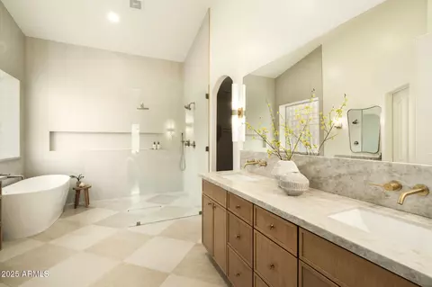 Bath - 4508 E Paso Trl, Phoenix, AZ 85050 photo 5 of 11