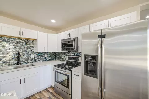 Kitchen - 8035 E 4th Ave, Mesa, AZ 85208 photo 5 of 6