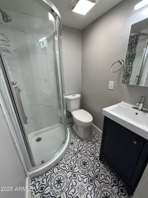 Bath - 3217 E Flower St, Phoenix, AZ 85018 photo 2 of 4