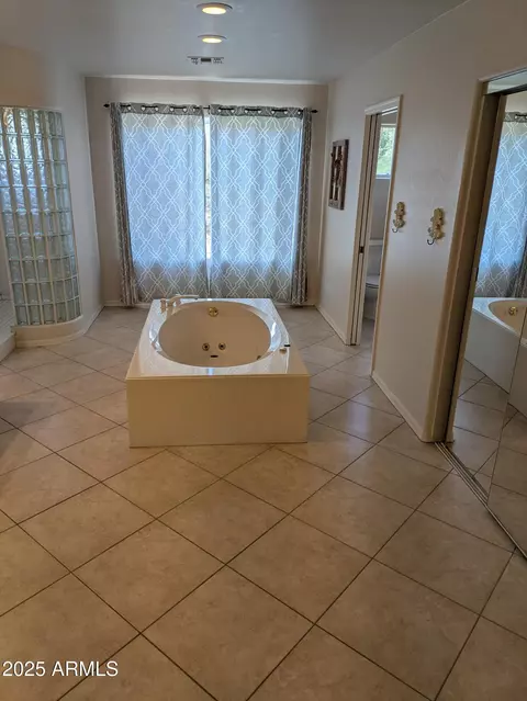 Bath - 1548 Estrid Ave, Phoenix, AZ 85022 photo 1 of 11