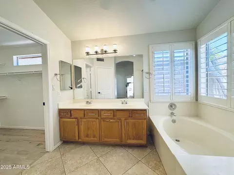 Bath - 1018 E Hiddenview Dr, Phoenix, AZ 85048 photo 3 of 4