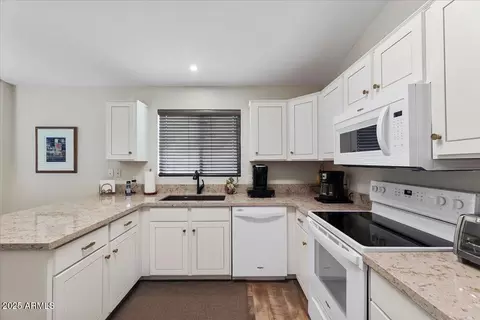 Kitchen - 3025 E Kerry Ln, Phoenix, AZ 85050 photo 1 of 3