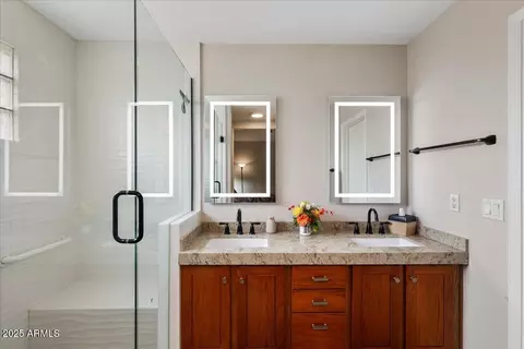 Bath - 3025 E Kerry Ln, Phoenix, AZ 85050 photo 1 of 2
