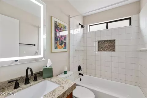 Bath - 3025 E Kerry Ln, Phoenix, AZ 85050 photo 2 of 2