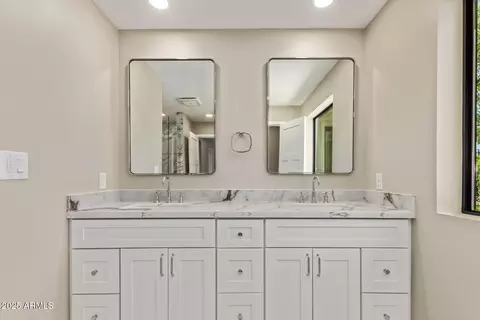 Bath - 1540 W Lawrence Ln, Phoenix, AZ 85021 photo 1 of 4