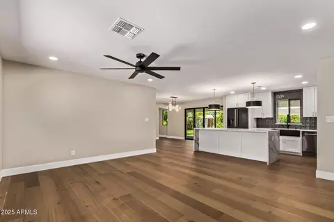Living - 1540 W Lawrence Ln, Phoenix, AZ 85021 photo 2 of 2