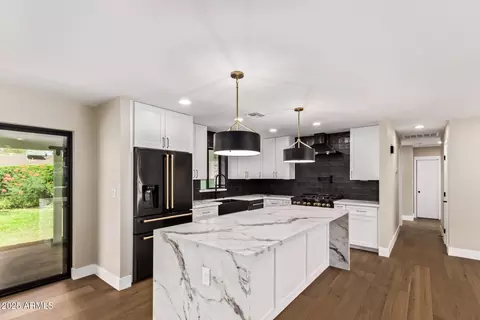 Kitchen - 1540 W Lawrence Ln, Phoenix, AZ 85021 photo 2 of 3