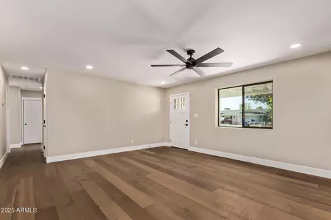 Living - 1540 W Lawrence Ln, Phoenix, AZ 85021 photo 1 of 2