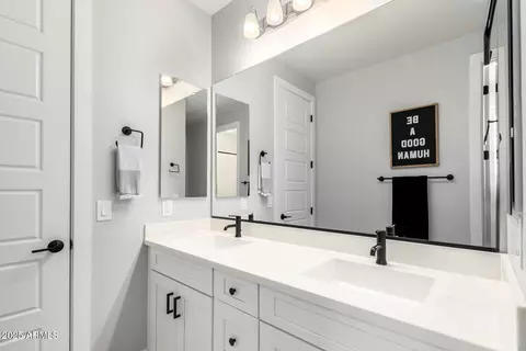 Bath - 3636 E Appaloosa Rd, Gilbert, AZ 85296 photo 4 of 5
