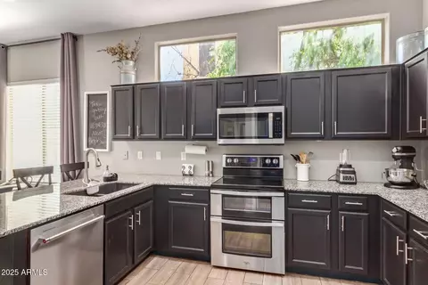 Kitchen - 9934 E Kiowa Ave, Mesa, AZ 85209 photo 4 of 5