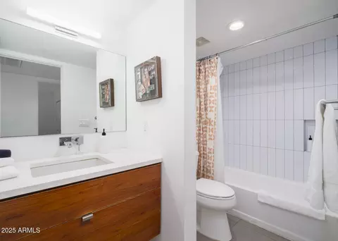Bath - 513 E Rose Ln, Phoenix, AZ 85012 photo 3 of 3