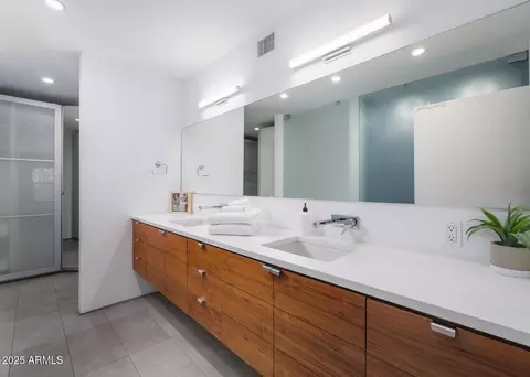 Bath - 513 E Rose Ln, Phoenix, AZ 85012 photo 1 of 3