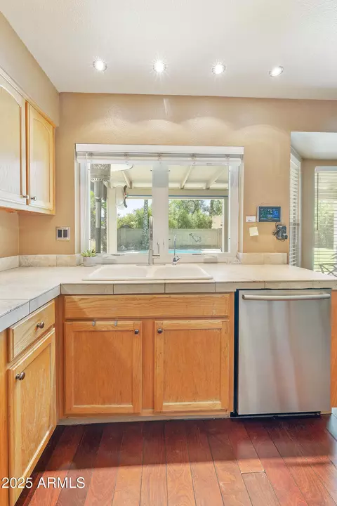 Kitchen - 4637 E Beverly Ln, Phoenix, AZ 85032 photo 5 of 7