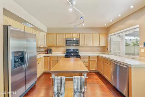 Kitchen - 4637 E Beverly Ln, Phoenix, AZ 85032 photo 3 of 7