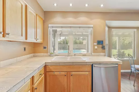 Kitchen - 4637 E Beverly Ln, Phoenix, AZ 85032 photo 6 of 7