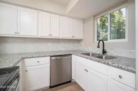 Kitchen - 421 E Hidalgo Ave, Phoenix, AZ 85040 photo 3 of 4