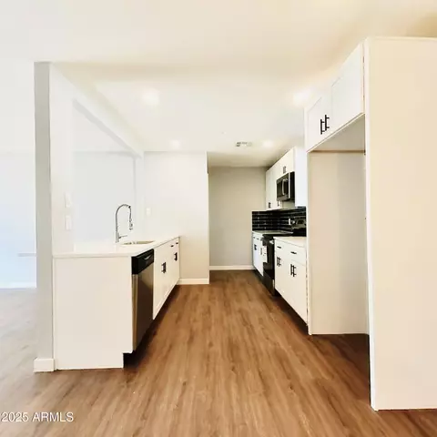 Kitchen - 4612 N 50th Dr, Phoenix, AZ 85031 photo 3 of 5