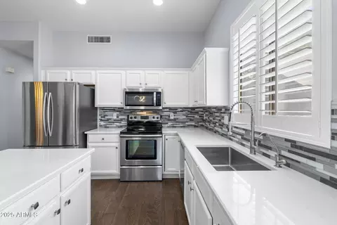 Kitchen - 1744 S Colonial Dr, Gilbert, AZ 85295 photo 2 of 2