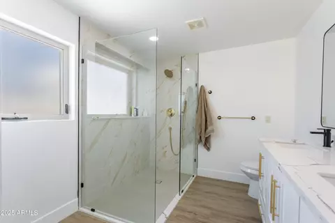 Bath - 3908 E Marilyn Rd, Phoenix, AZ 85032 photo 3 of 6