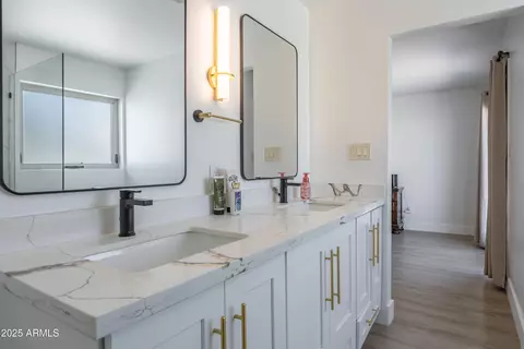 Bath - 3908 E Marilyn Rd, Phoenix, AZ 85032 photo 5 of 6