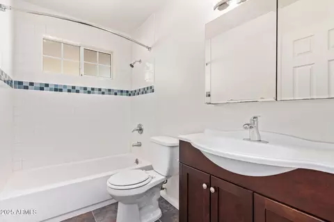 Bath - 2001 W Marshall Ave, Phoenix, AZ 85015 photo 1 of 2
