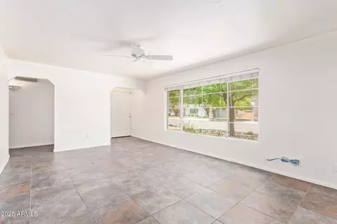 Living - 2001 W Marshall Ave, Phoenix, AZ 85015 photo 2 of 3