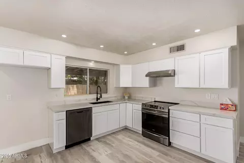 Kitchen - 4311 N 80th Ln, Phoenix, AZ 85033 photo 2 of 3