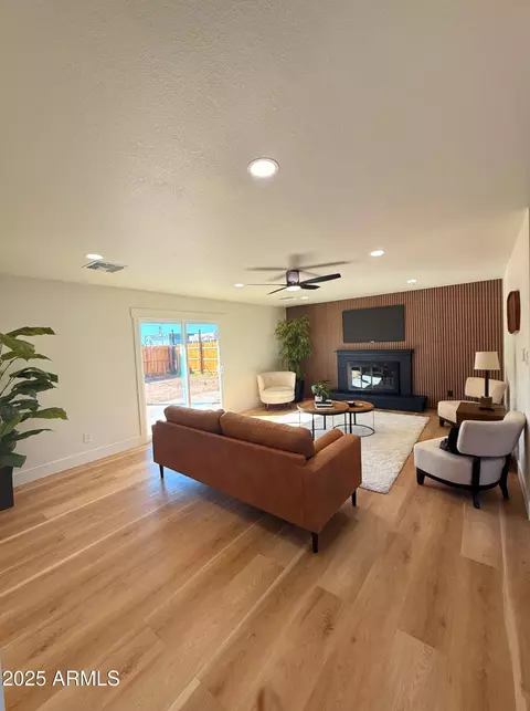 Living - 4046 N 75th Dr, Phoenix, AZ 85033 photo 4 of 5