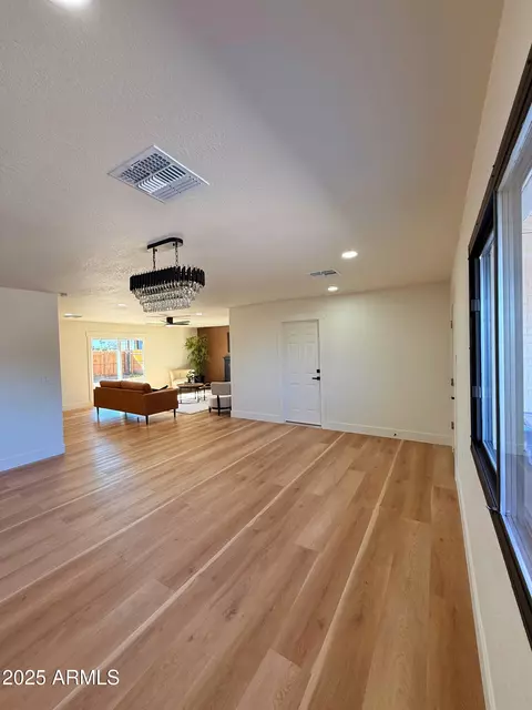 Living - 4046 N 75th Dr, Phoenix, AZ 85033 photo 1 of 5