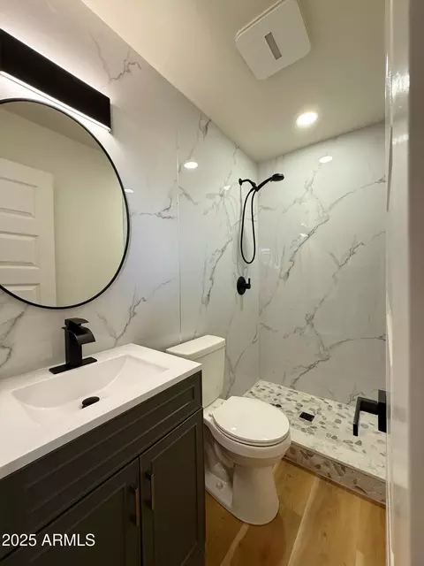 Bath - 4046 N 75th Dr, Phoenix, AZ 85033 photo 1 of 3