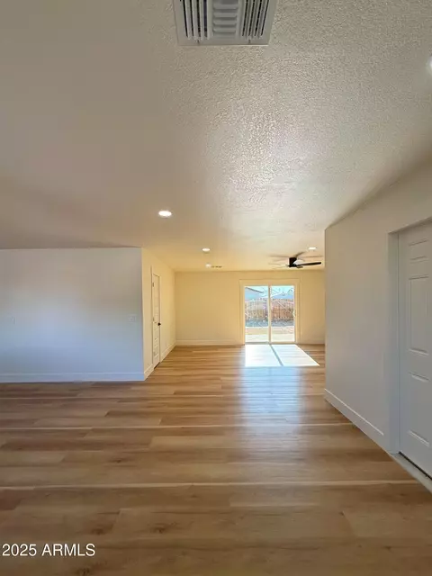 Living - 4046 N 75th Dr, Phoenix, AZ 85033 photo 2 of 5