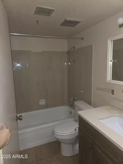 Bath - 1536 W Glenn Dr, Phoenix, AZ 85021 photo 1 of 3