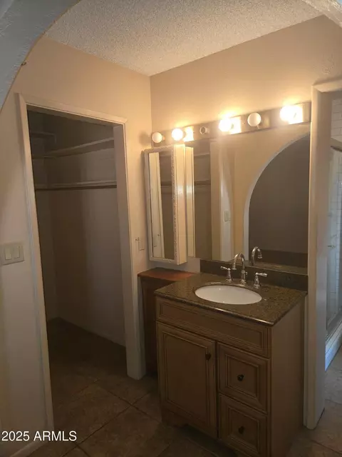 Bath - 1536 W Glenn Dr, Phoenix, AZ 85021 photo 2 of 3